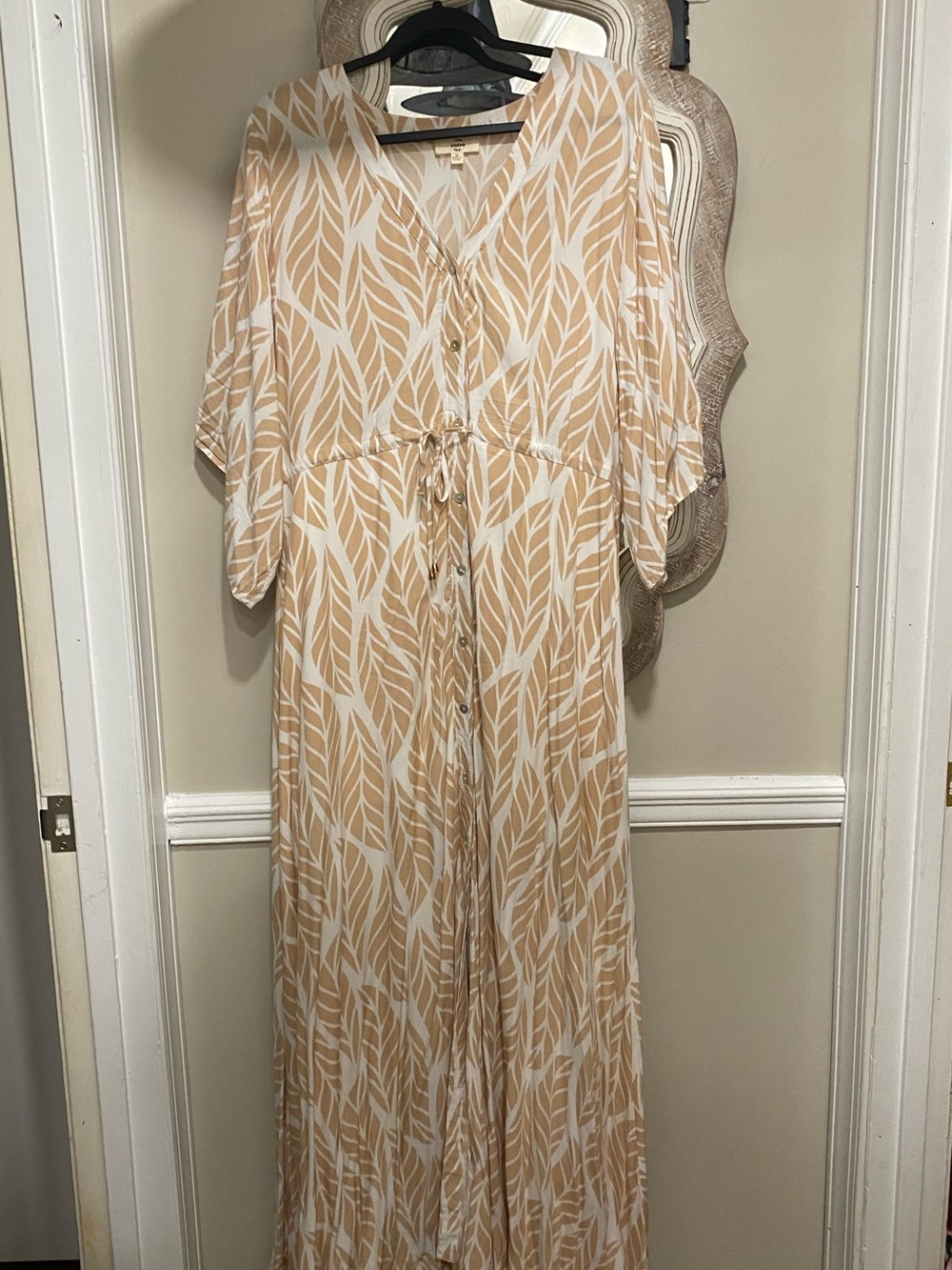 Women’s Beige & White Leaf-Print Button-Front maxi dress